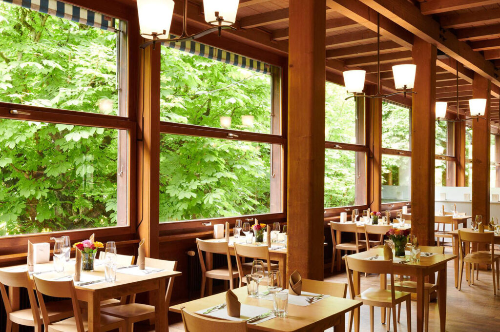Restaurant Innenansicht mit schön dekorierten Tischen