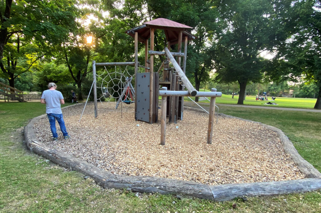Spielplatz für Kinder umgeben von Bäumen